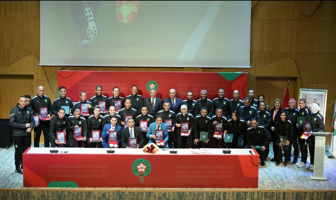 تسليم حكام مغاربة شارات التحكيم الدولية الخاصة بـ”فيفا”