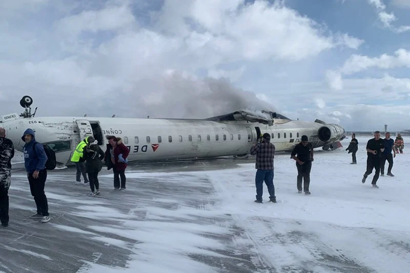 مطار تورونتو.. جرحى في تحطم طائرة خلال هبوطها