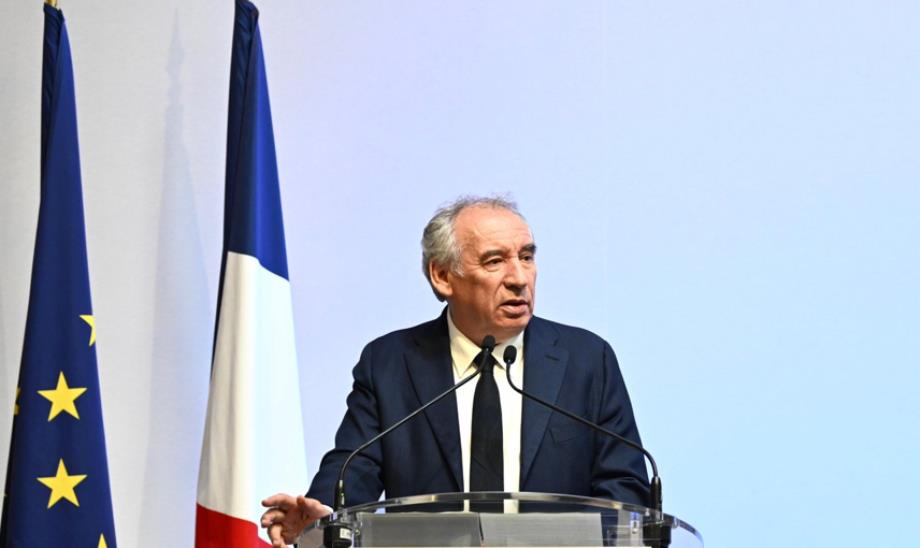 رئيس الوزراء الفرنسي: باريس تريد “مراجعة جميع الاتفاقيات” الموقعة مع الجزائر