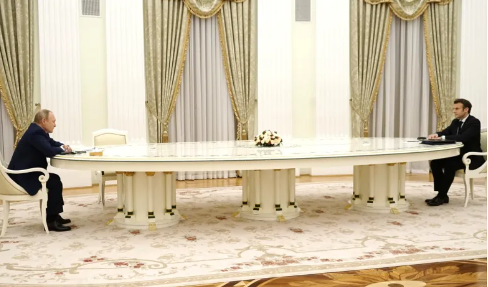 ماكرون.. بوتين “إمبريالي يحرف التاريخ”