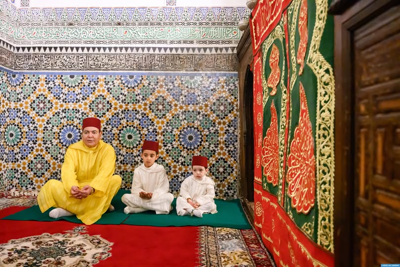 مولاي رشيد يزور ضريح المولى إدريس الأزهر بمناسبة حفل ختان الأميرين مولاي أحمد ومولاي عبد السلام