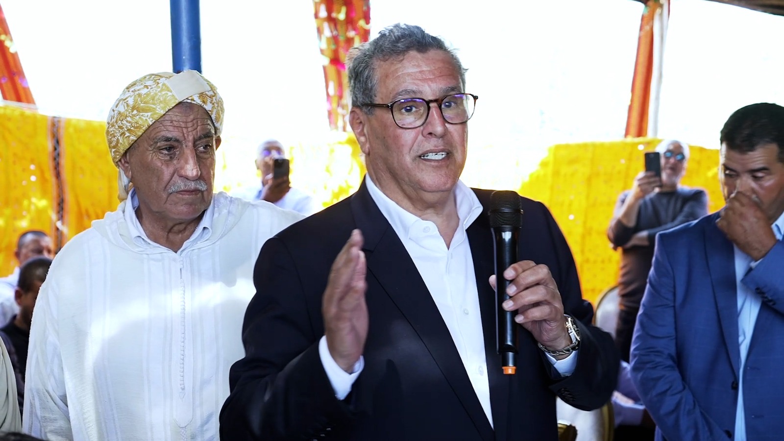 أخنوش من آيت يعزم بالحاجب: السياسة هي الاشتغال والوفاء بالالتزامات