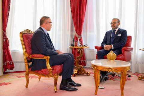 جلالة الملك يهنئ أعضاء المنتخب الوطني لكرة القدم داخل القاعة للسیدات بمناسبة فوزه بكأس إفریقیا للأمم