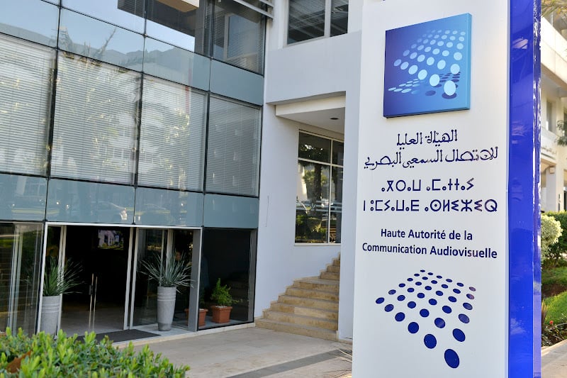 “الهاكا” تنذر “القناة الأولى” و”ميد راديو” بسبب “سعادة المدير” و”لالة مولاتي”