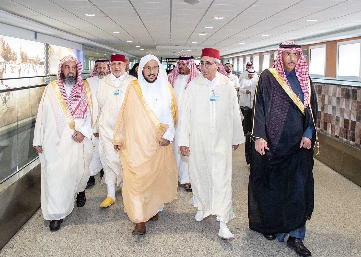 وزير الشؤون الإسلامية يصل المغرب وسفير خادم الحرمين الشريفين في استقباله