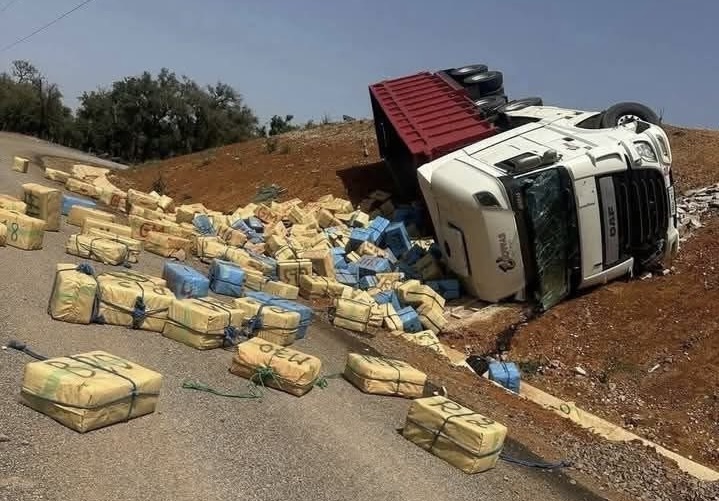 سيدي علال البحراوي. ملابسات إنقلاب شاحنة محملة بالمخدرات تستنقر الدرك (صور)