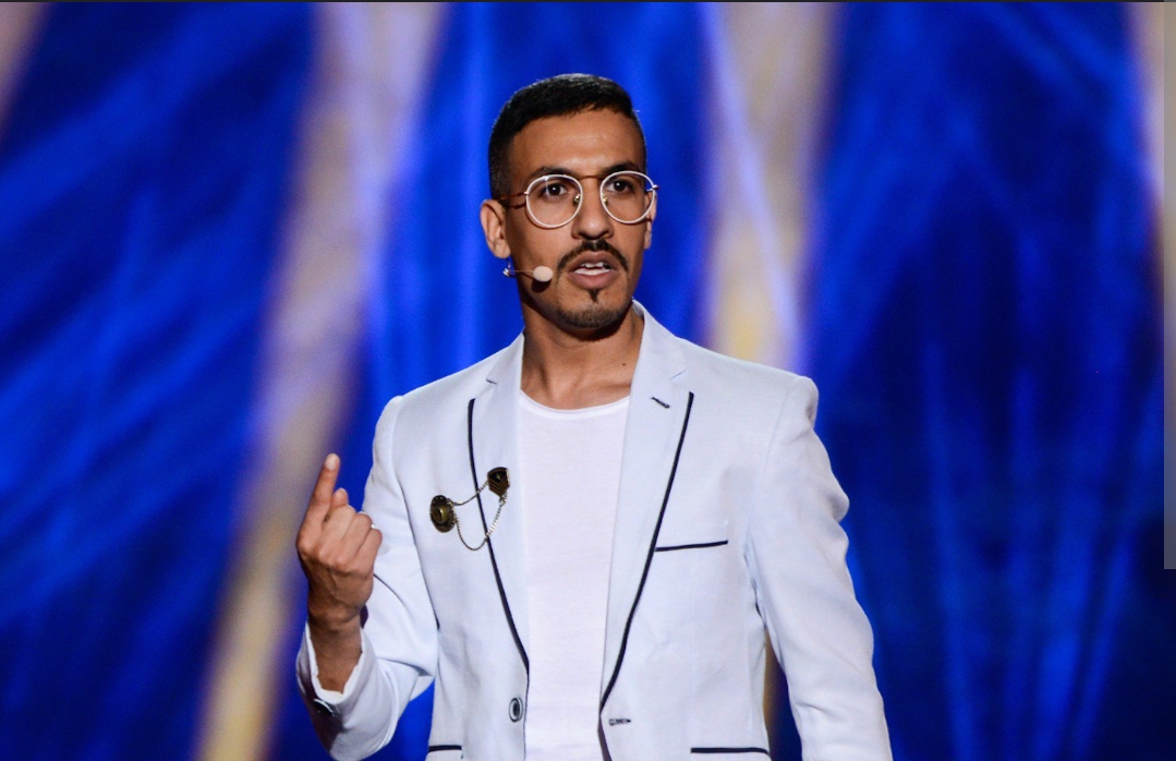 يسار لمغاري يفاجئ جمهوره باحتفال عفوي بعيد ميلاده وسط أجواء مرحة وبسيطة