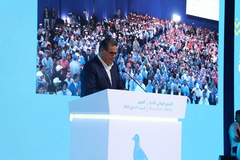 أخنوش من العيون.. “سنواصل المعركة ضد الفقر والهشاشة رغم حملات التشويش”