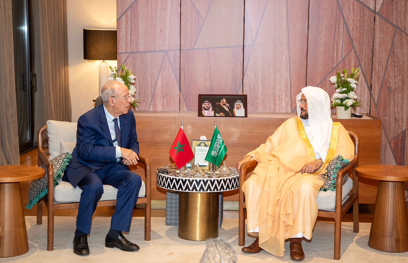 وزير الشؤون الإسلامية يستقبل بمقر إقامته بالرباط وزير الاوقاف المغربي