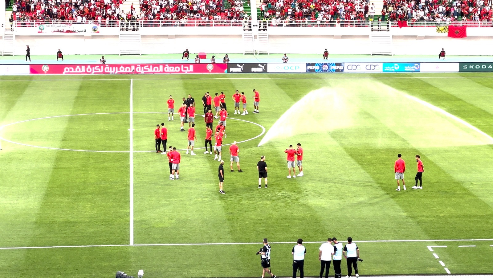 شاهد..نجوم المنتخب الوطني يدخلون أرضية ملعب فاس وسط أجواء حماسية