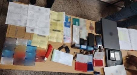 الدار البيضاء. حجز 76 ختما مطاطيا مزورا و15 بطاقة بنكية لدى عصابة «الكوبل»