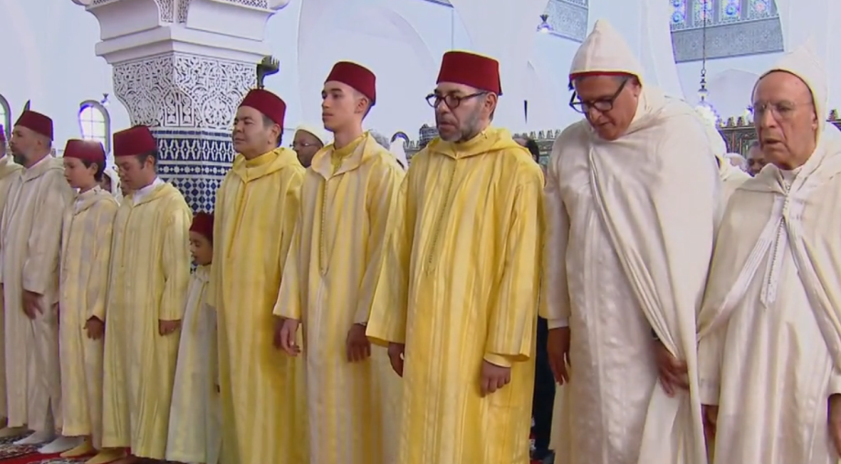 الملك محمد السادس يؤدي صلاة عيد الأضحى بمسجد الحسن الثاني في تطوان