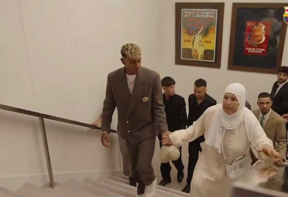 رافقته لتوقيع عقد برشلونة.. ما سر علاقة لامين يامال بجدته فاطمة المغربية؟