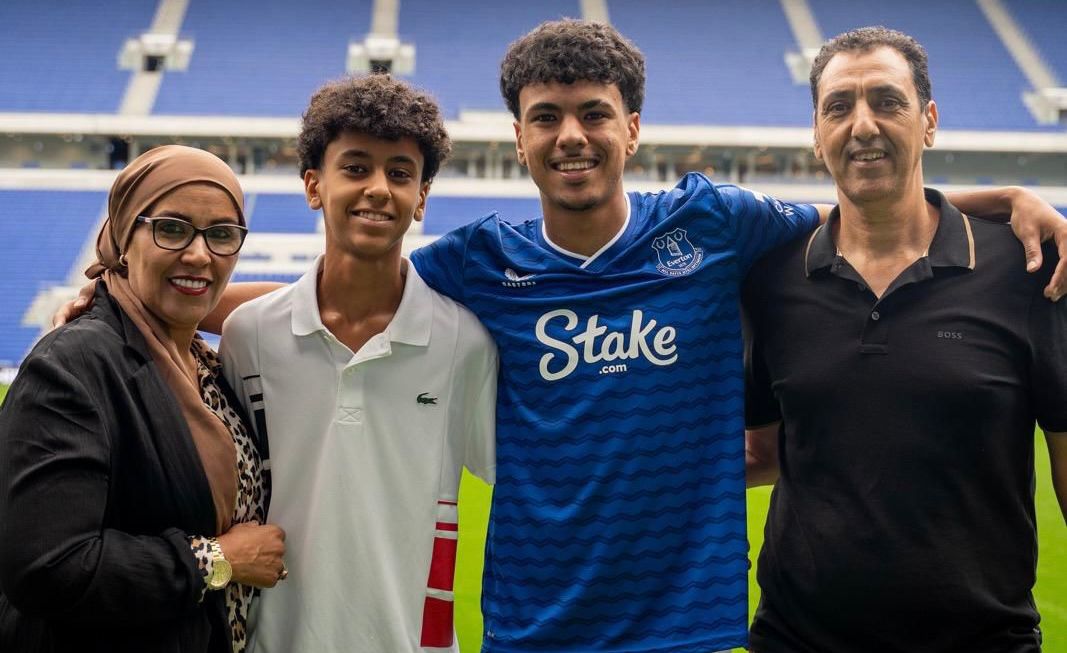 برفقة أسرته القنيطرية… آدم أزنو يوقّع عقد انضمامه إلى إيفرتون الإنجليزي