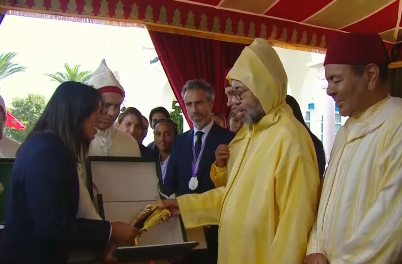 غزلان الشباك تهدي الحذاء الذهبي لجلالة الملك محمد السادس