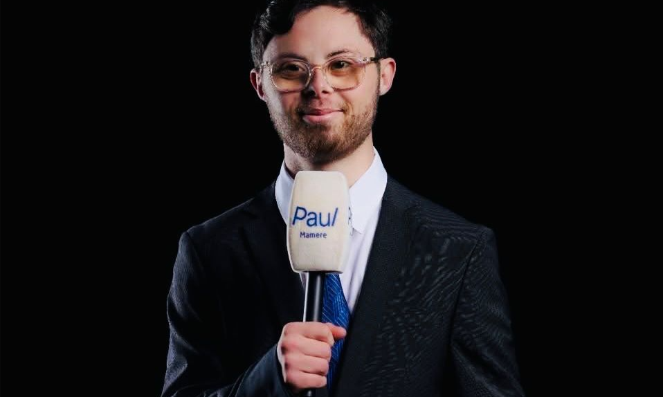 جالس وحاور إيفانتينو ماكرون وهلال. بول معمر ..قصة نجاح صحفي تحدى الإعاقة