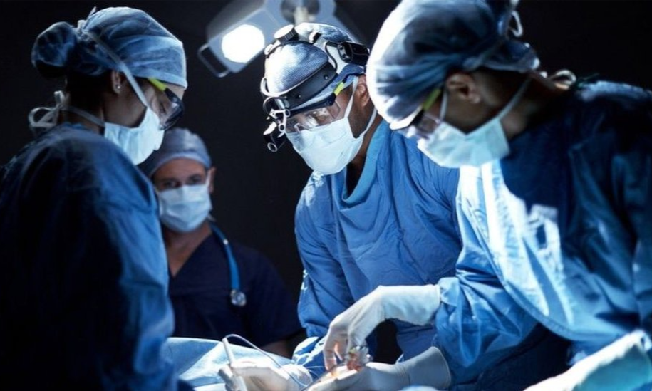 مؤسسة”محمد السادس للعلوم والصحة” تجري أولى عملياتها الجراحية بمساعدة روبوت