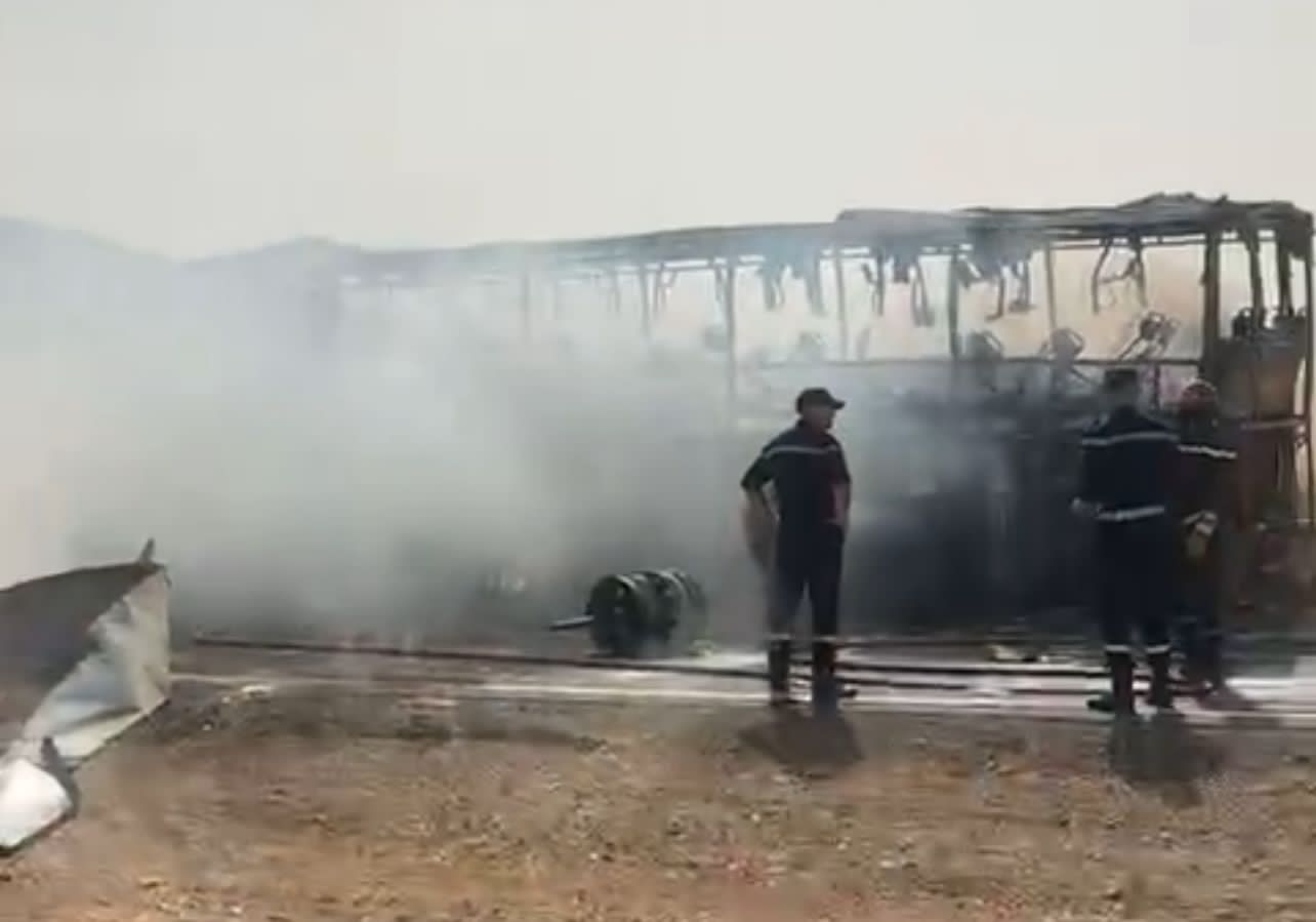 حافلة تلتهمها النيران على طريق مراكش – البيضاء