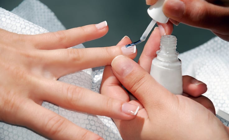 خطر خفي في صالونات التجميل.. وكالة الأدوية تتدخل لمنع مادة TPO السامة