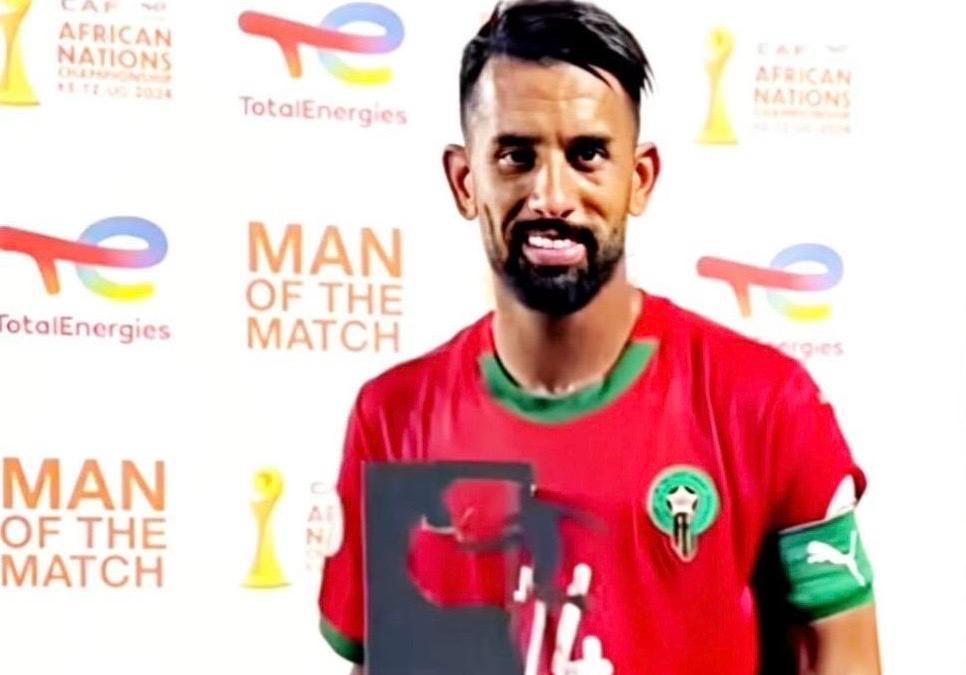 ربيع حريمات يتوج بجائزة افضل لاعب في مباراة المغرب وأنغولا