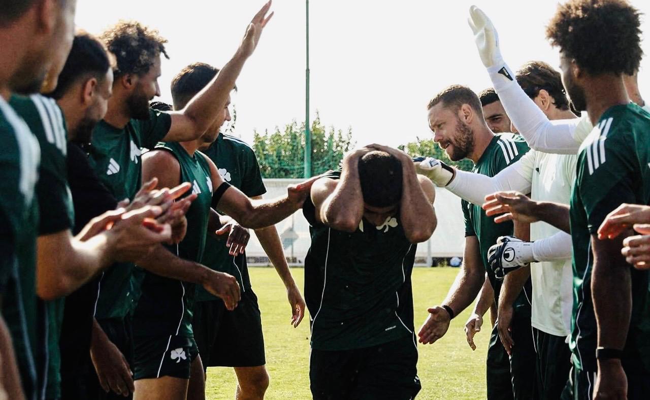 لاعبو نادي باناثينايكوس يخصصون ممراً شرفياً للدولي المغربي أنس الزروري