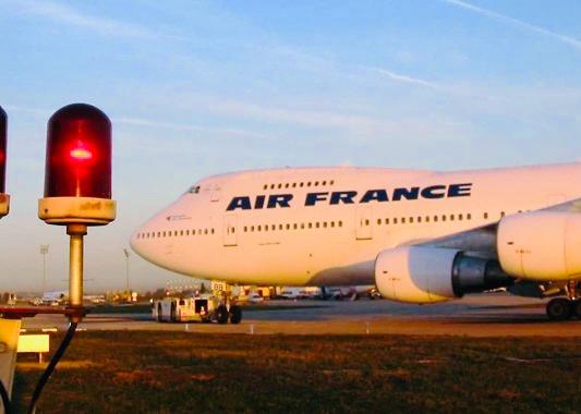 يهم زبناءهما المغاربة.. بعد “بويغ تليكوم”.. قراصنة  يستهدفون الخطوط الفرنسية