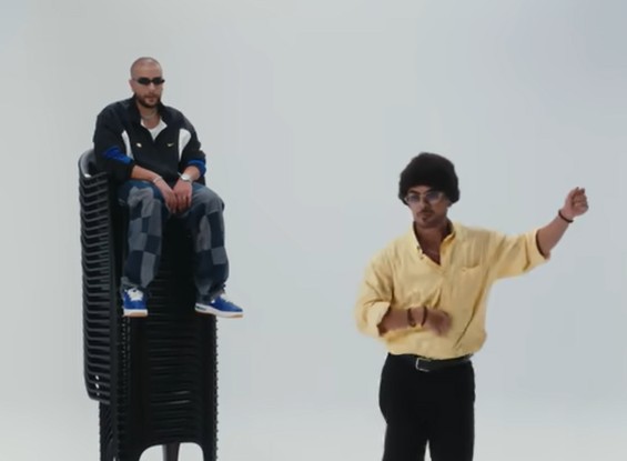 خساني بين نيران الانتقادات الجزائرية وسحر الإيقاع المغربي