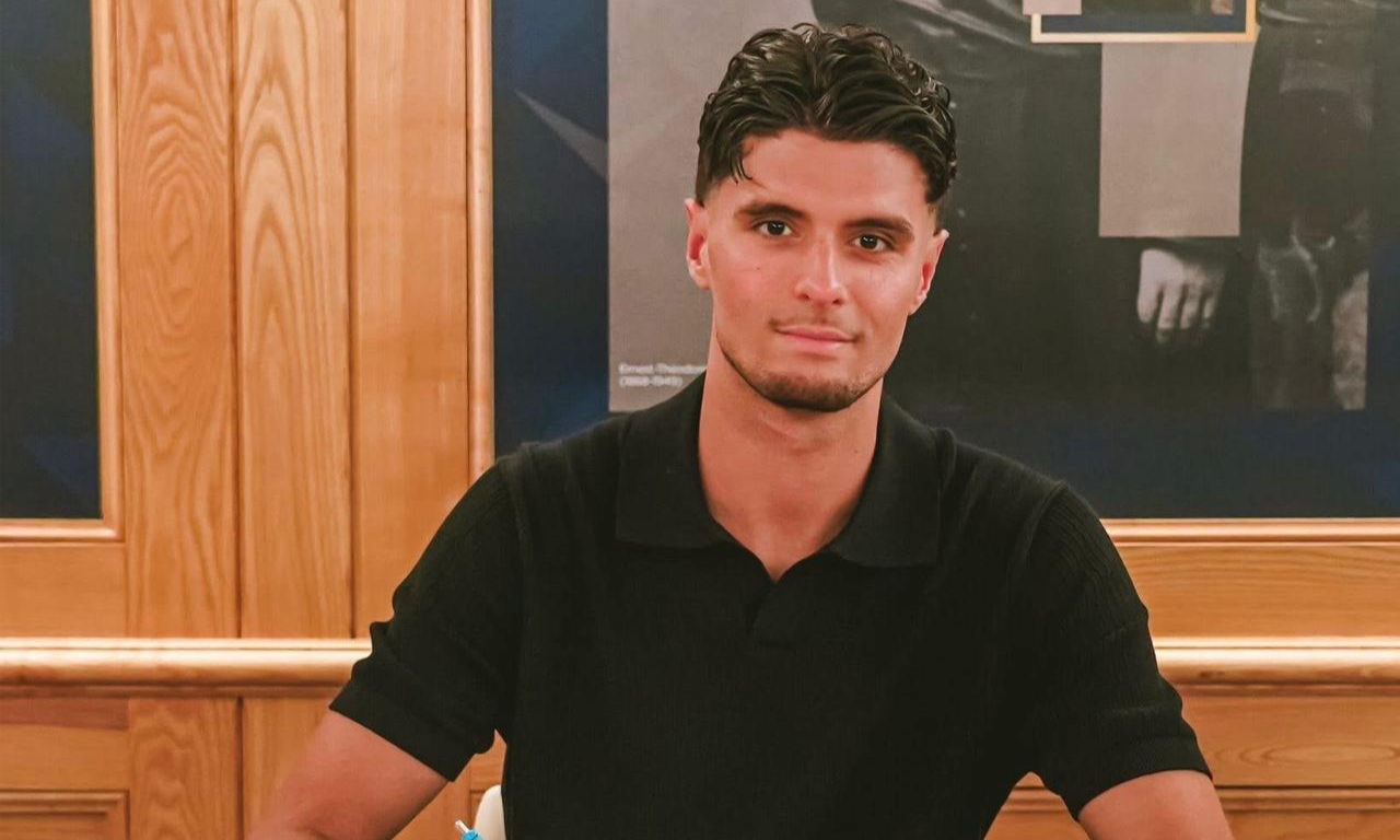 عبر عن سعادته لضمه.. أوكسير الفرنسي يتعاقد مع الدولي المغربي أسامة العزوزي