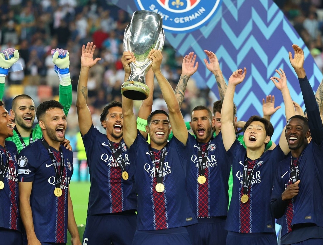 حكيمي يتوج مع باريس سان جيرمان بلقب السوبر الأوروبي