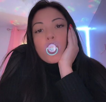 “السكاتة” تغزو شفاه الكبار.. موضة غريبة أم هروب من الواقع؟