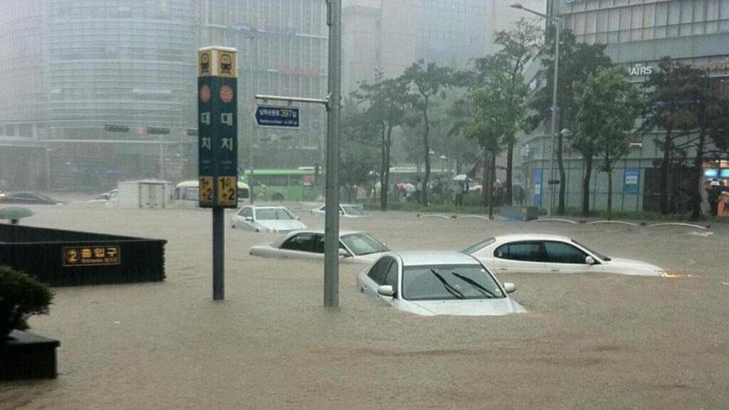 كوريا.. أمطار غزيرة تغرق العاصمة سيول وتتسبب في وفاة 3 أشخاص