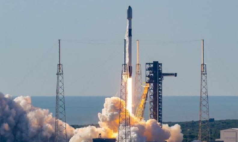 سبيس إكس تطلق 28 قمرا صناعيا إضافيا إلى الفضاء