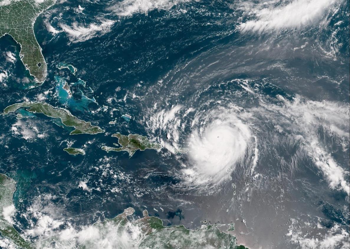 الإعصار “إيرين” يهدد الساحل الشرقي للولايات المتحدة بأمطار غزيرة وأمواج عالية