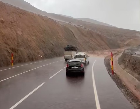 أمطار غزيرة تشل طريق تيشكا