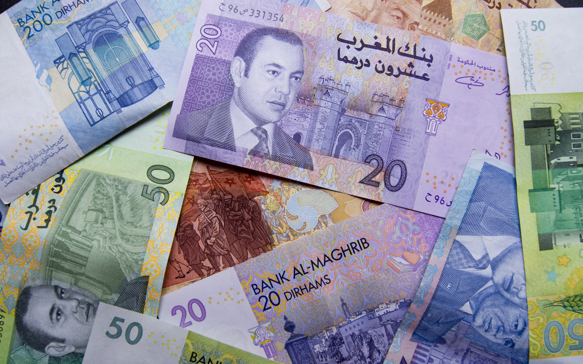 على طريقة هوليود.. تفاصيل توقيف شابيْن ألقيا أموالًا مسروقة من سطح منزل بأولاد تايمة