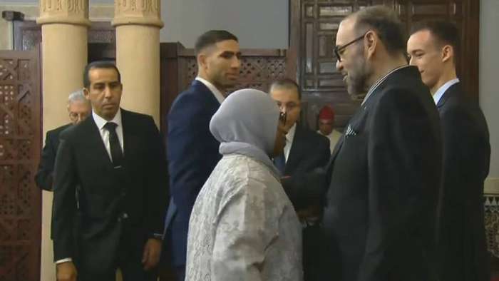 حكيمي يسترجع “لحظة الفخر التي لا تُنسى” مع الملك محمد السادس بعد ملحمة مونديال قطر