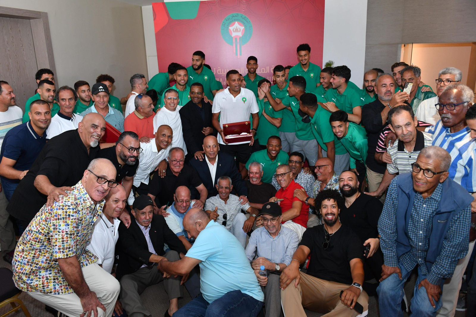 أسود الأطلس يحتفون بنجوم الزمن الجميل في مركب محمد السادس