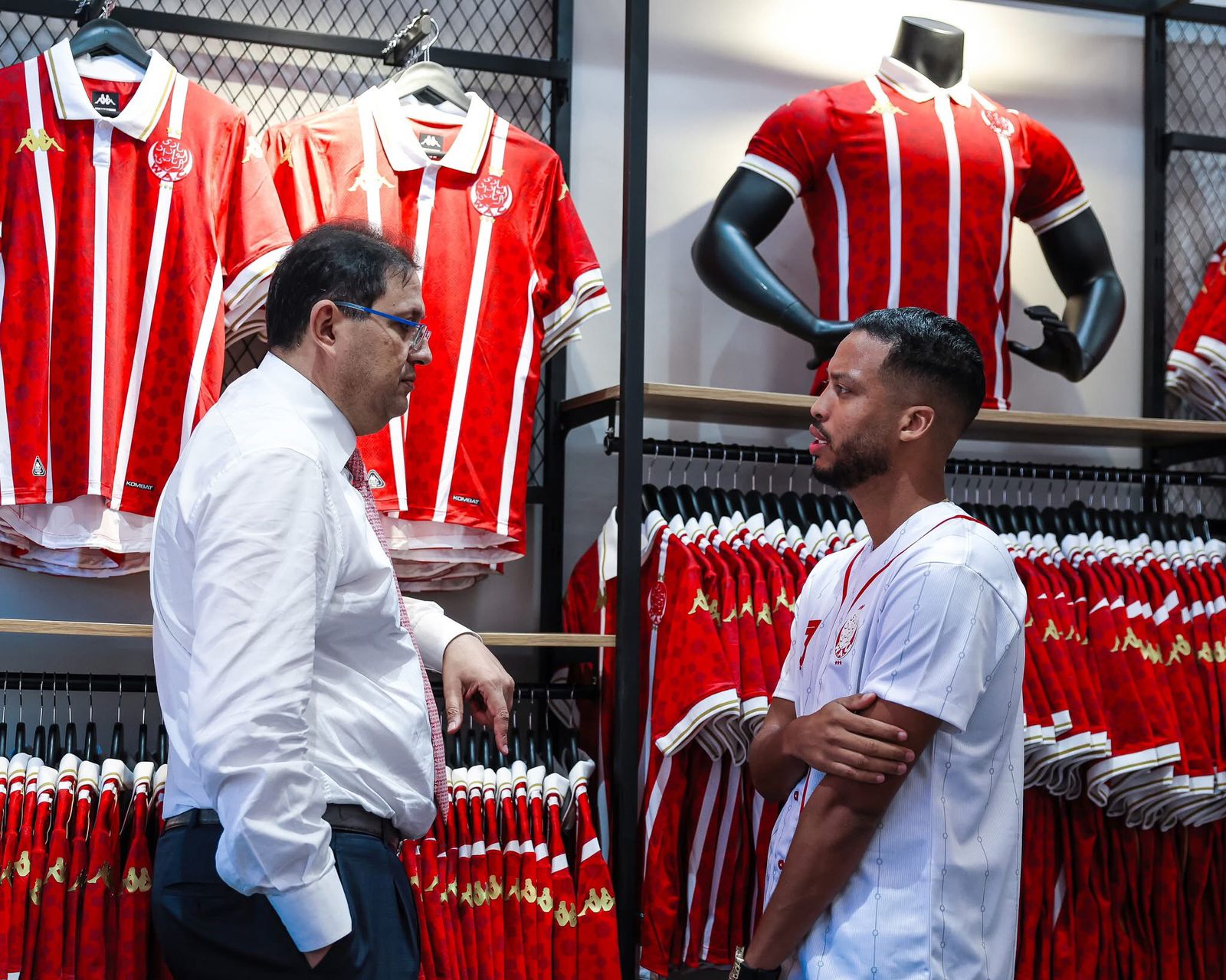 هشام أيت منا يشرف على افتتاح المتجر الرسمي الثاني للوداد (تصاور)