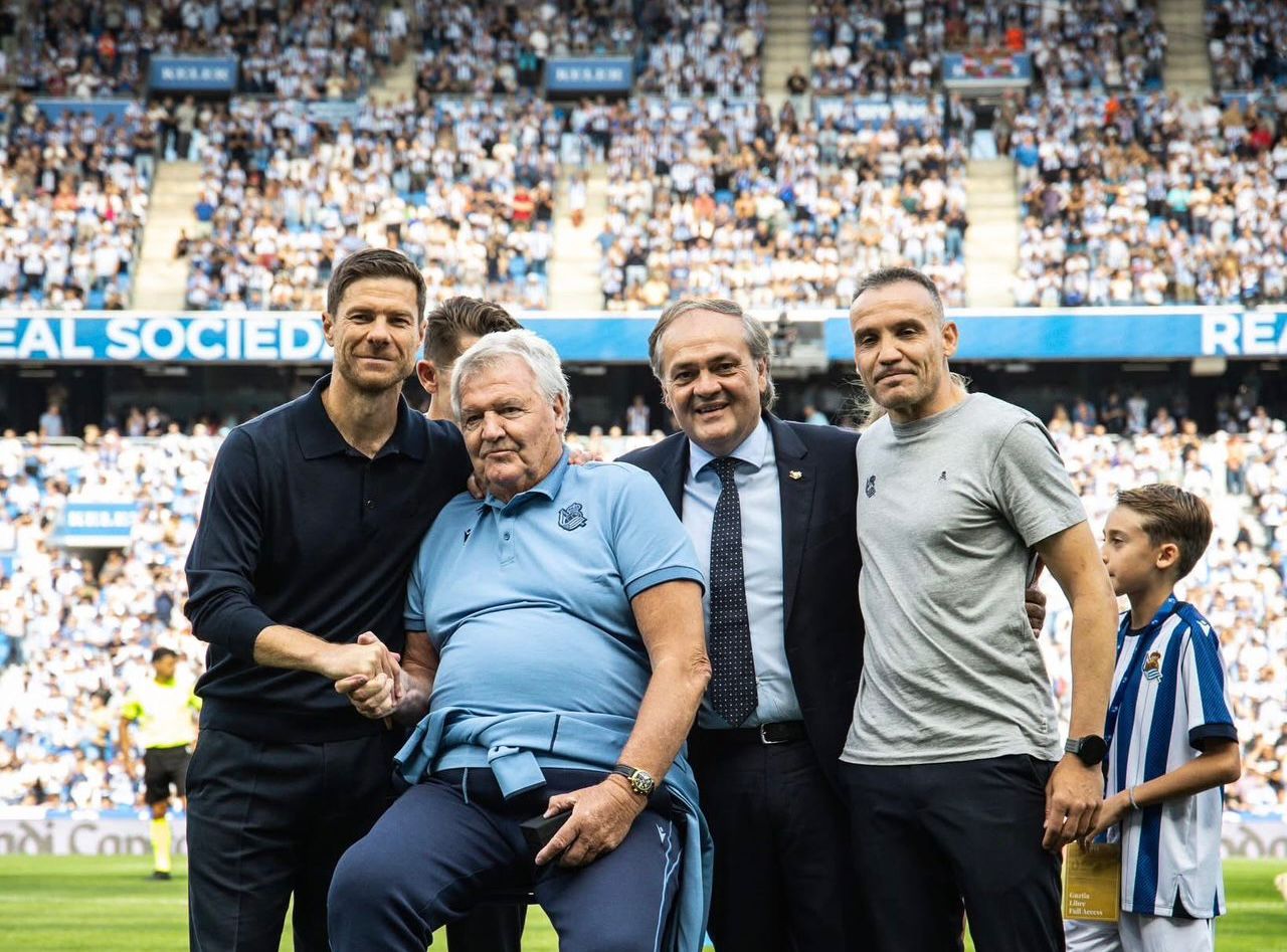 تكريم توشاك.. أسطورة ريال سوسيداد والمدرب السابق للوداد