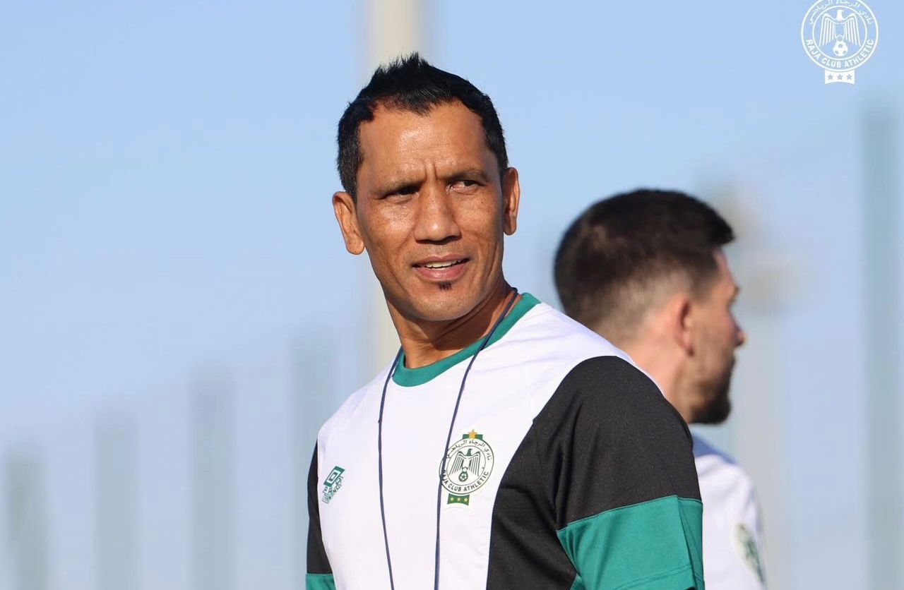 مدرب الرجاء الجديد “فادلو دافيدز” يفرض برنامجًا إعداديا صارما