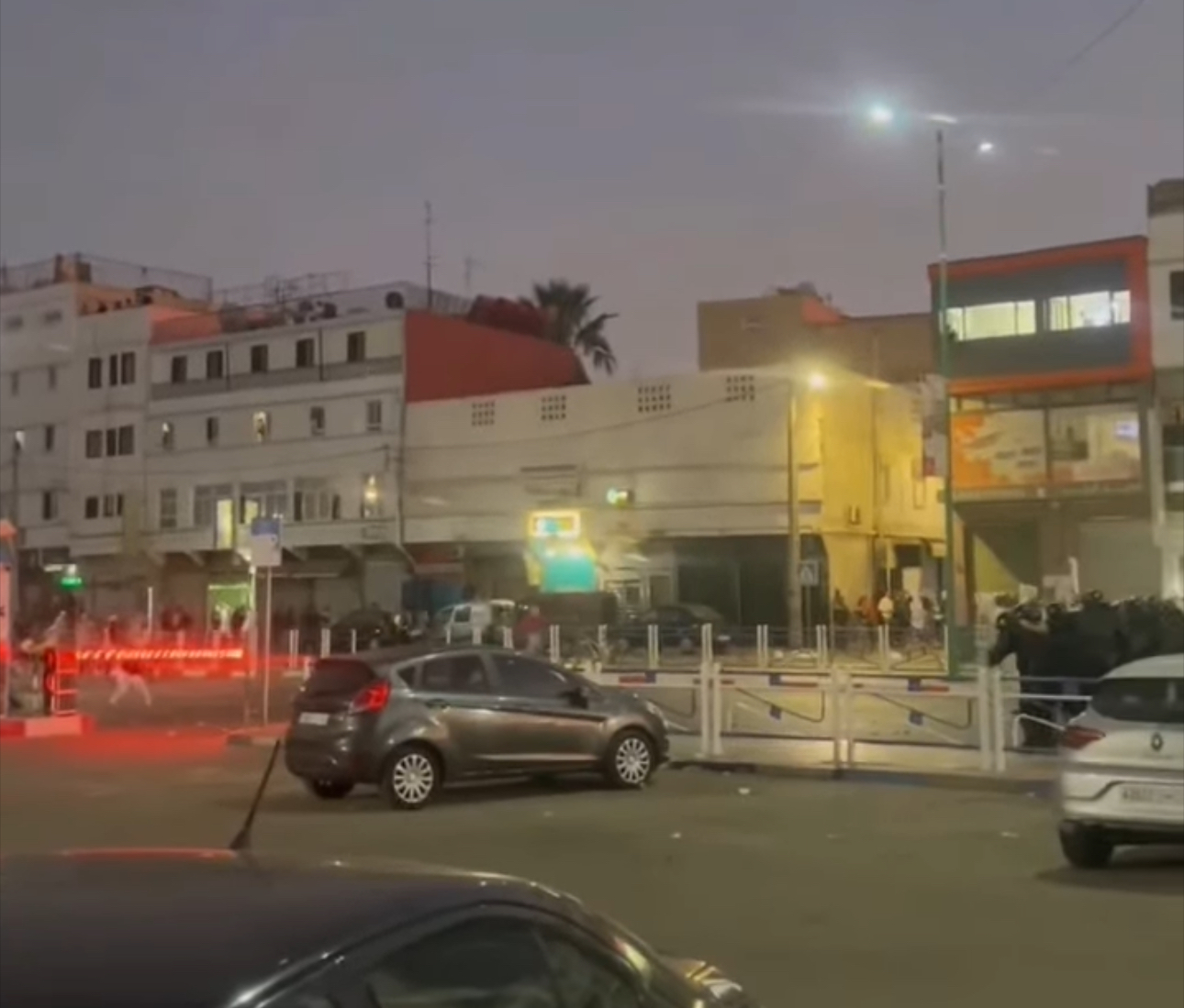 عاجل. إنزكان. ملثمون يرشقون القوات العمومية بالحجارة وتسجيل خسائر فادحة