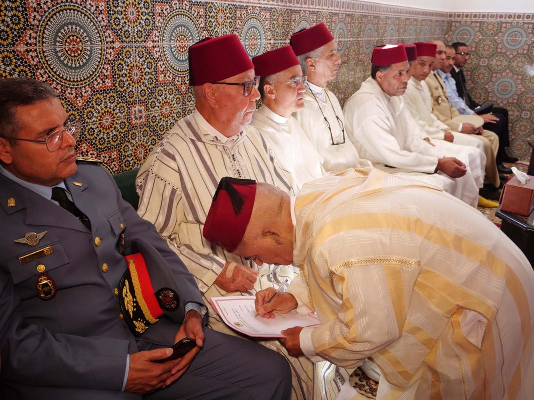 لجنة ملكية تسلم هبة لضريح الشريف سيدي محمد أمزيان بالناظور