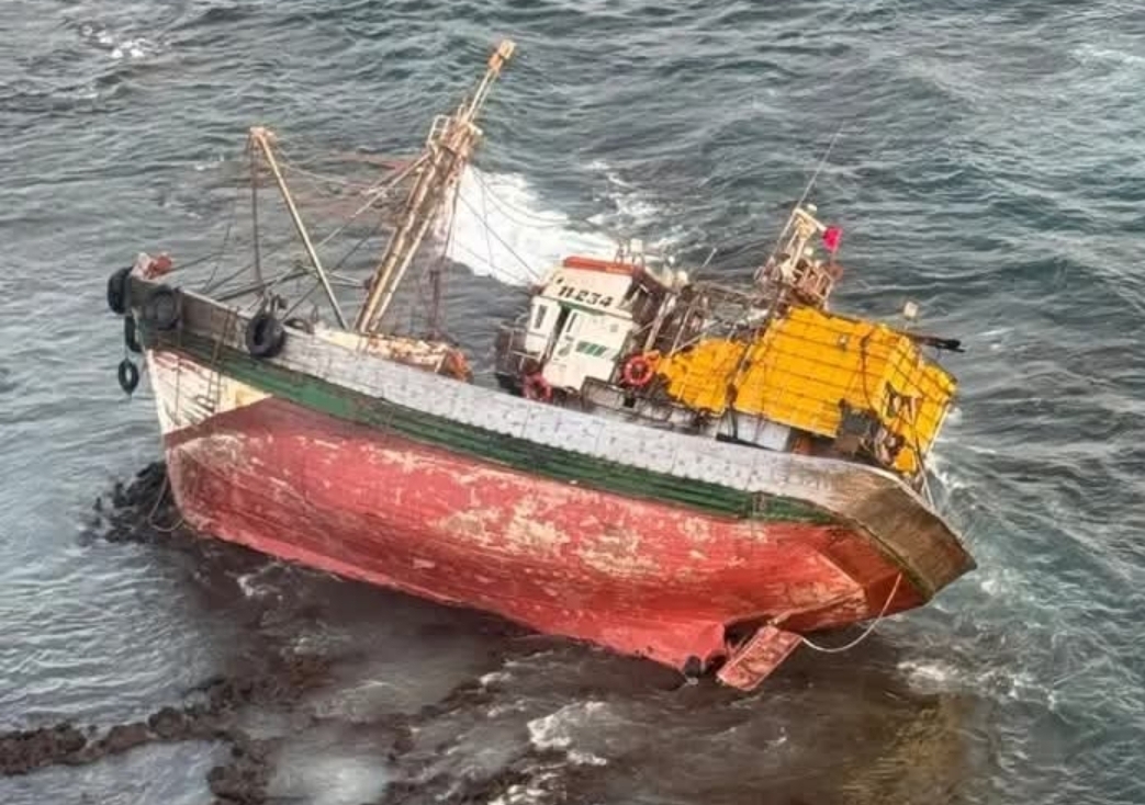 من أكادير إلى جزر الكناري.. رحلة مركب صيد مسروق تنتهي بإنقاذ 5 مهاجرين مغاربة