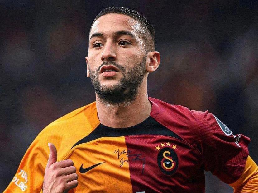 بدل التشي.. حكيم زياش يرتدي قميص إف سي سيفيا كيف؟ ولماذا؟..