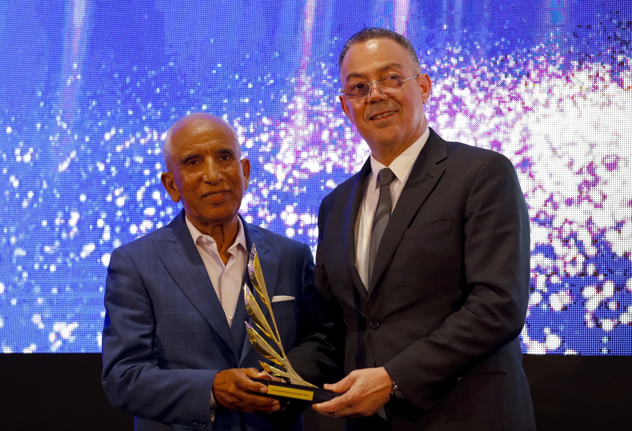 الكرة الذهبية. من بينهم مغربي وجزائري.. Le12  تنشر لائحة الصحفيين المصوتين