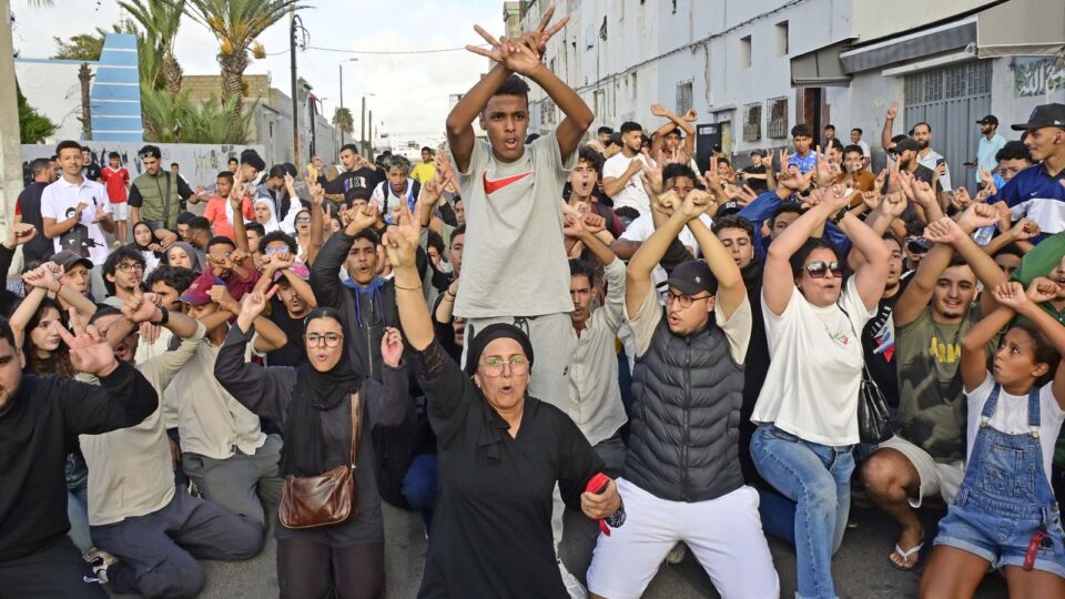 احتجاجات “جيل z” تستدعي اجتماعًا عاجلًا للأغلبية.. ووزير الصحة أمام البرلمان غدًا