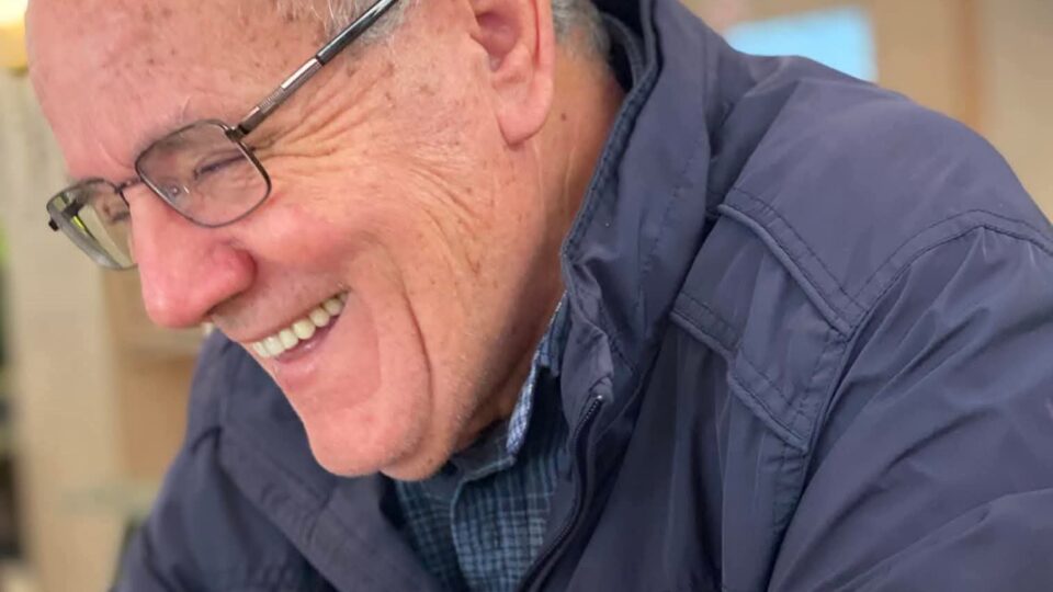 الحزن يخيم على ناصر الزفزافي بعد وفاة والده “عزي أحمد”