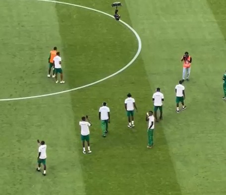 قبل المواجهة.. ملعب الأمير مولاي عبد الله يسرق الأضواء ويُبهر بعثة النيجر