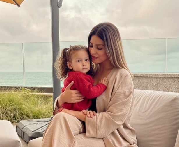 ترند “أنا وأنا صغيرة” يجتاح مواقع التواصل ويستقطب الفنانين والمشاهير