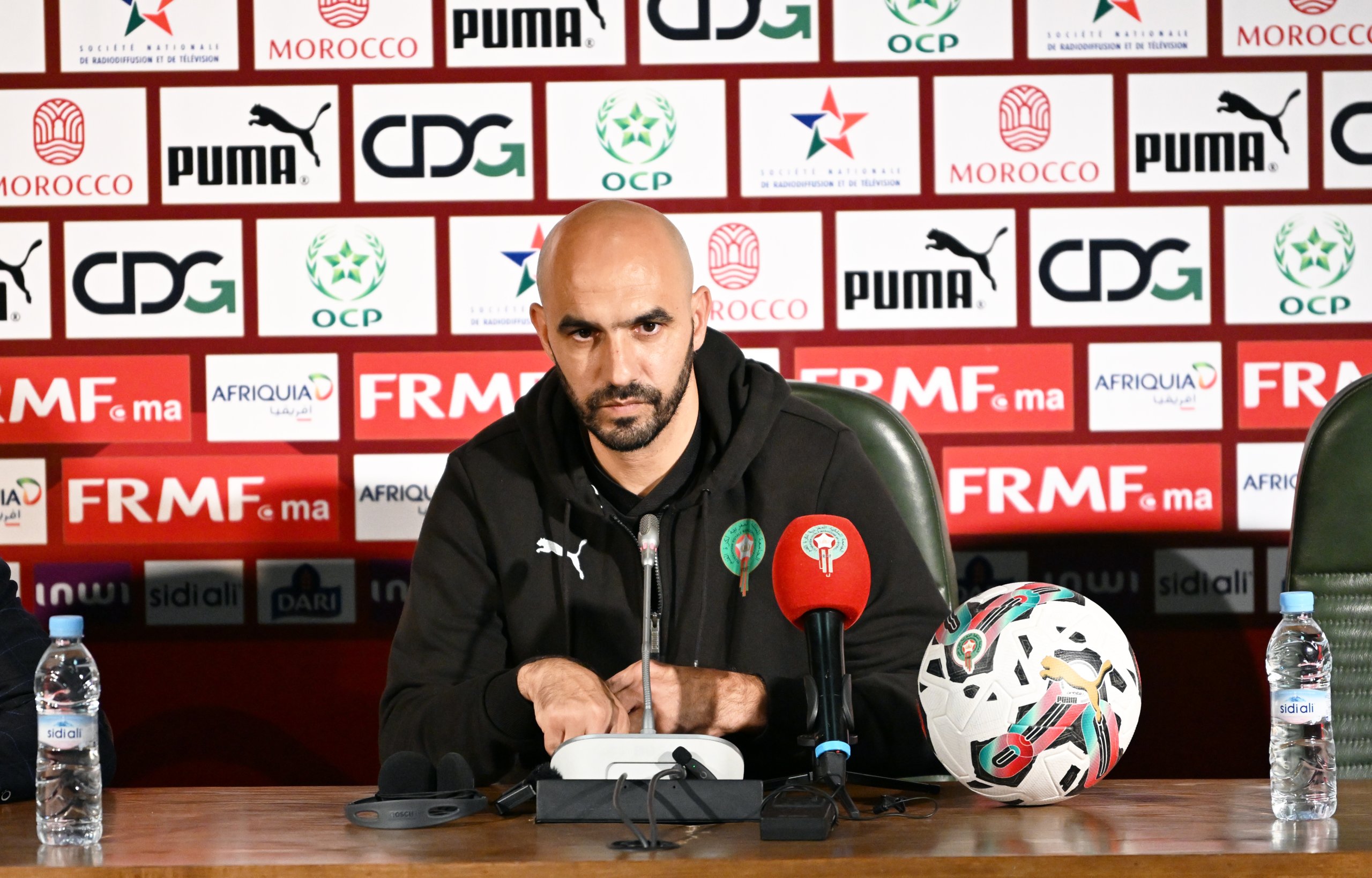 الركراكي يُعلن قائمة الأسود لمباراتي الموزمبيق وأوغندا في ندوة صحفية بسلا